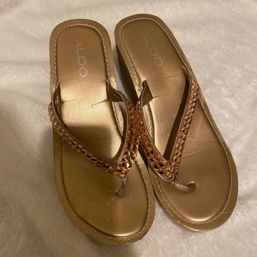 Aldo rose gold flip flops sandals
